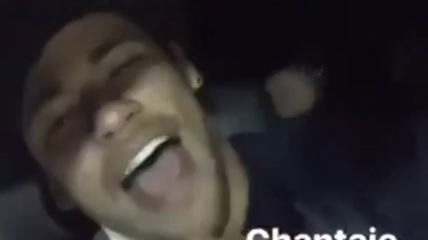 Neymar, cantando 'Chantaje' en su coche