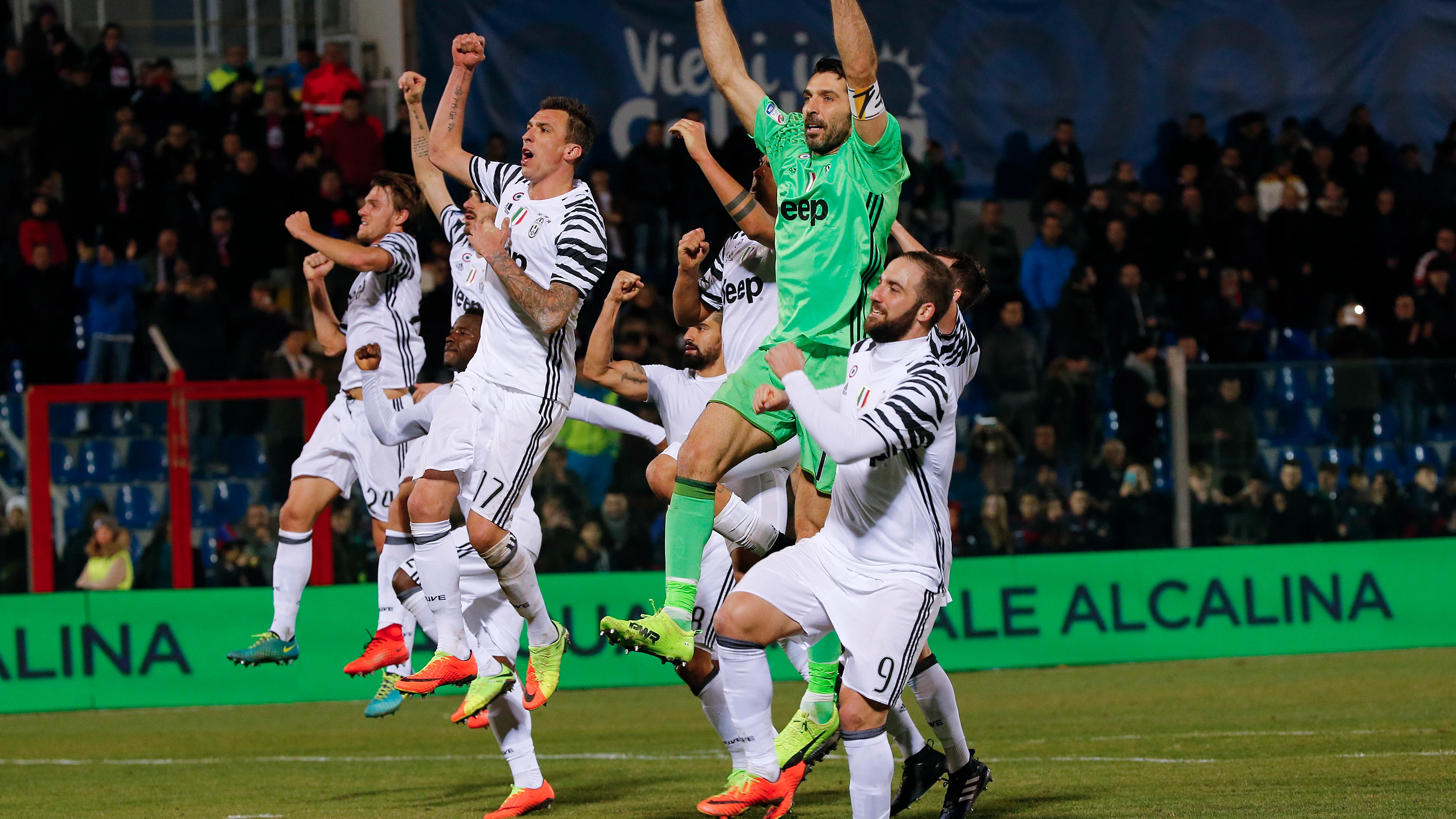 Los jugadores de la Juventus celebran su victoria contra el Crotone