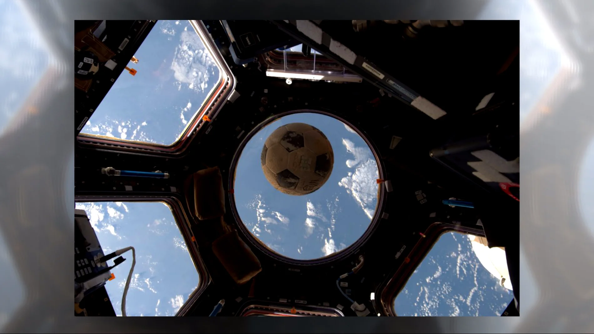 El balón que llegó al espacio 31 años después