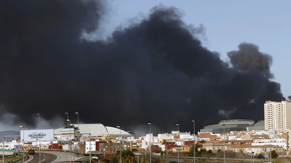 Nube de humo en Paterna