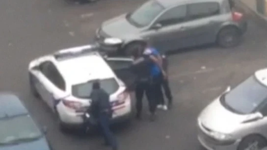 Momento de la detención del joven violado con una porra en Francia Momento de la detención del joven violado con una porra en Francia