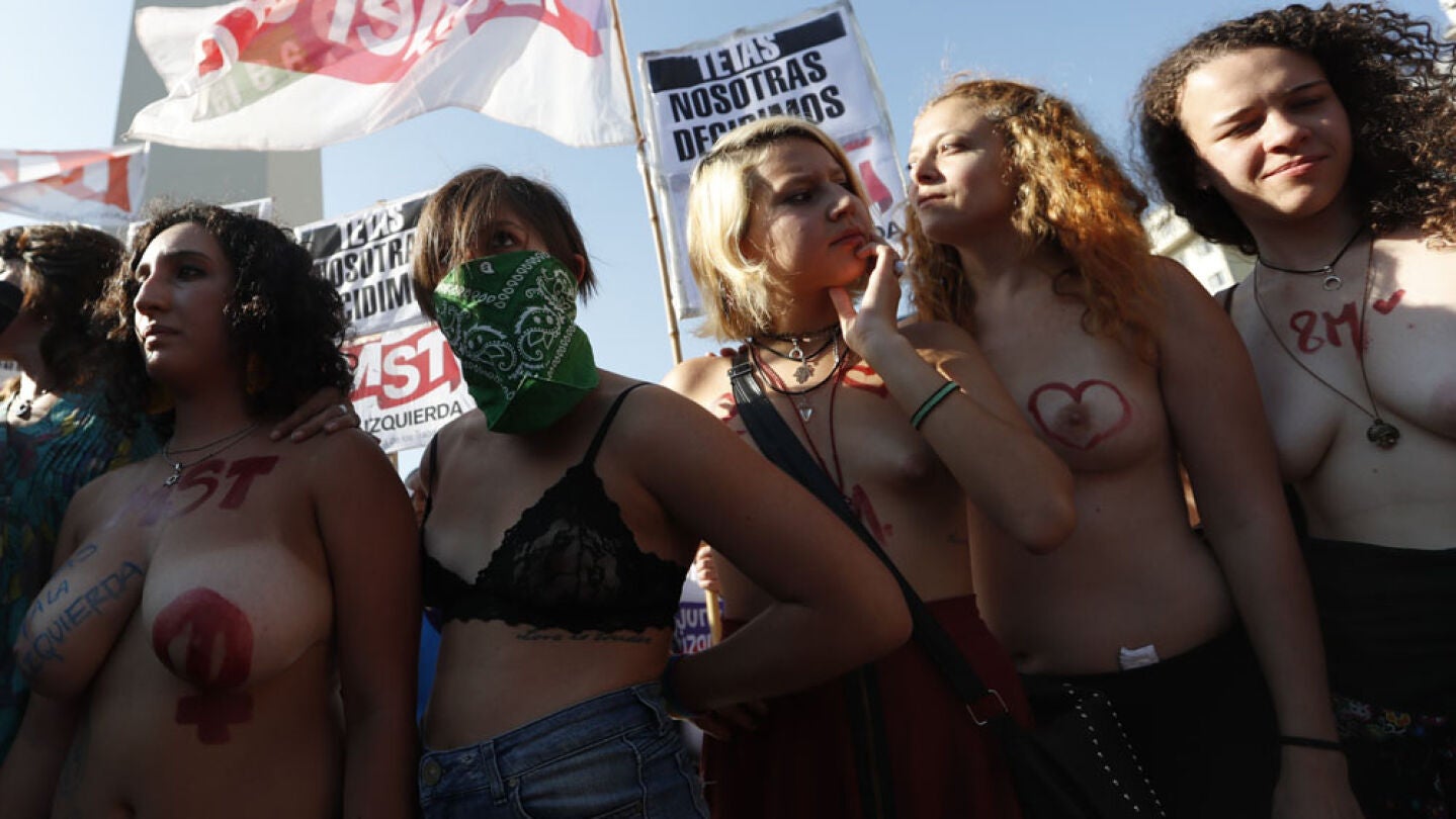 Protesta por la legalizaci&oacute;n del topless en Argentina