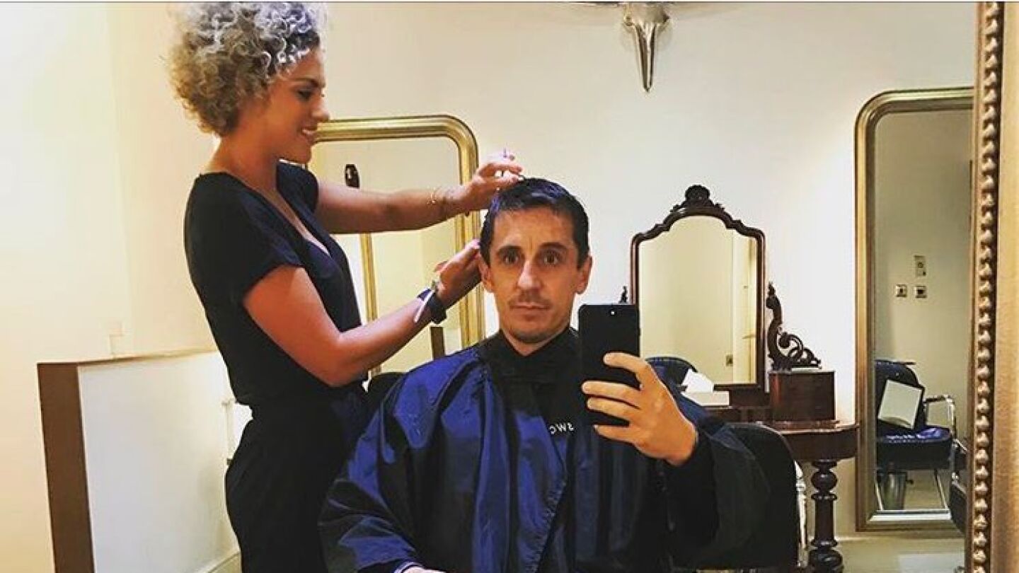 Gary Neville, cort&aacute;ndose el pelo
