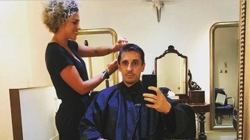 Gary Neville, cortándose el pelo
