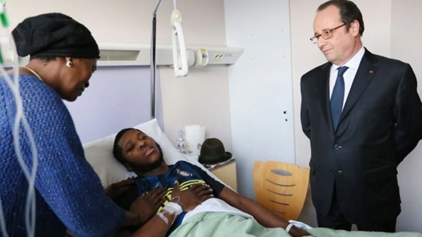 Hollande visita en el hospital al joven que fue violado por un agente Hollande visita en el hospital al joven que fue violado por un agente