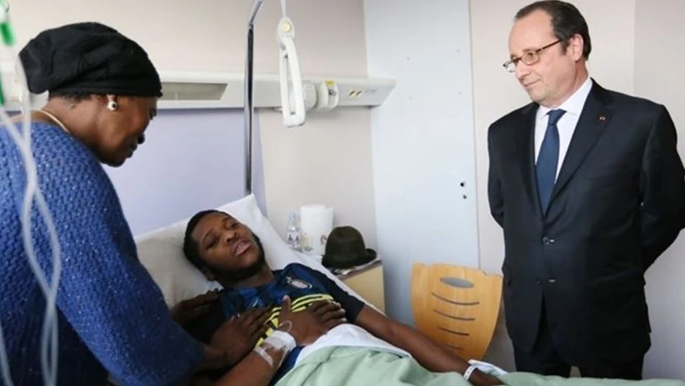 Hollande visita en el hospital al joven que fue violado por un agente