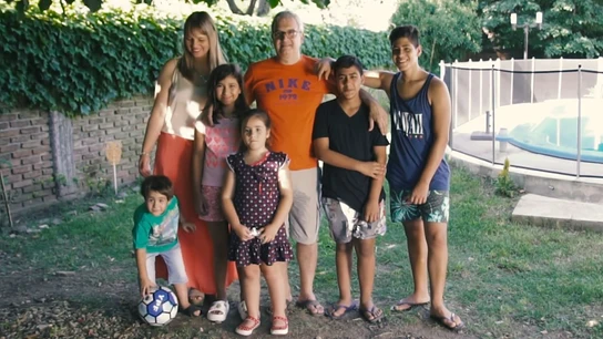 Familia Boccalon tras adoptar a cinco hermanos Familia Boccalon tras adoptar a cinco hermanos