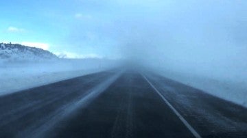 Tempestad en medio de una carretera