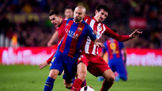 Javier Mascherano intenta llevarse el bal&oacute;n ante Savic y Lucas Hern&aacute;ndez