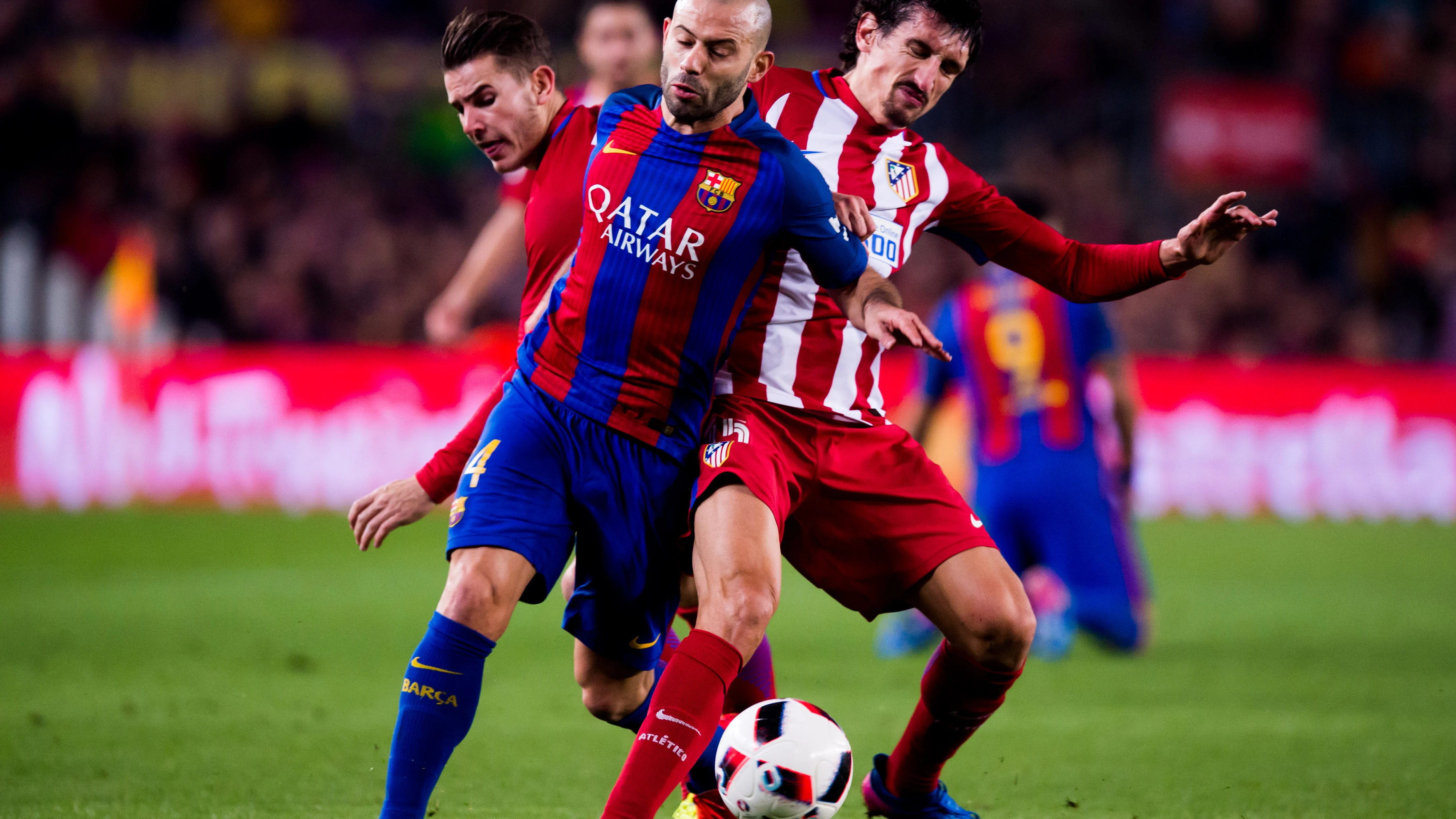 Javier Mascherano intenta llevarse el balón ante Savic y Lucas Hernández Javier Mascherano intenta llevarse el balón ante Savic y Lucas Hernández