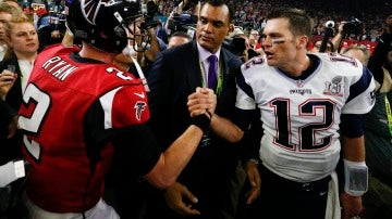 Tom Brady y Matt Ryan al final de la Super Bowl