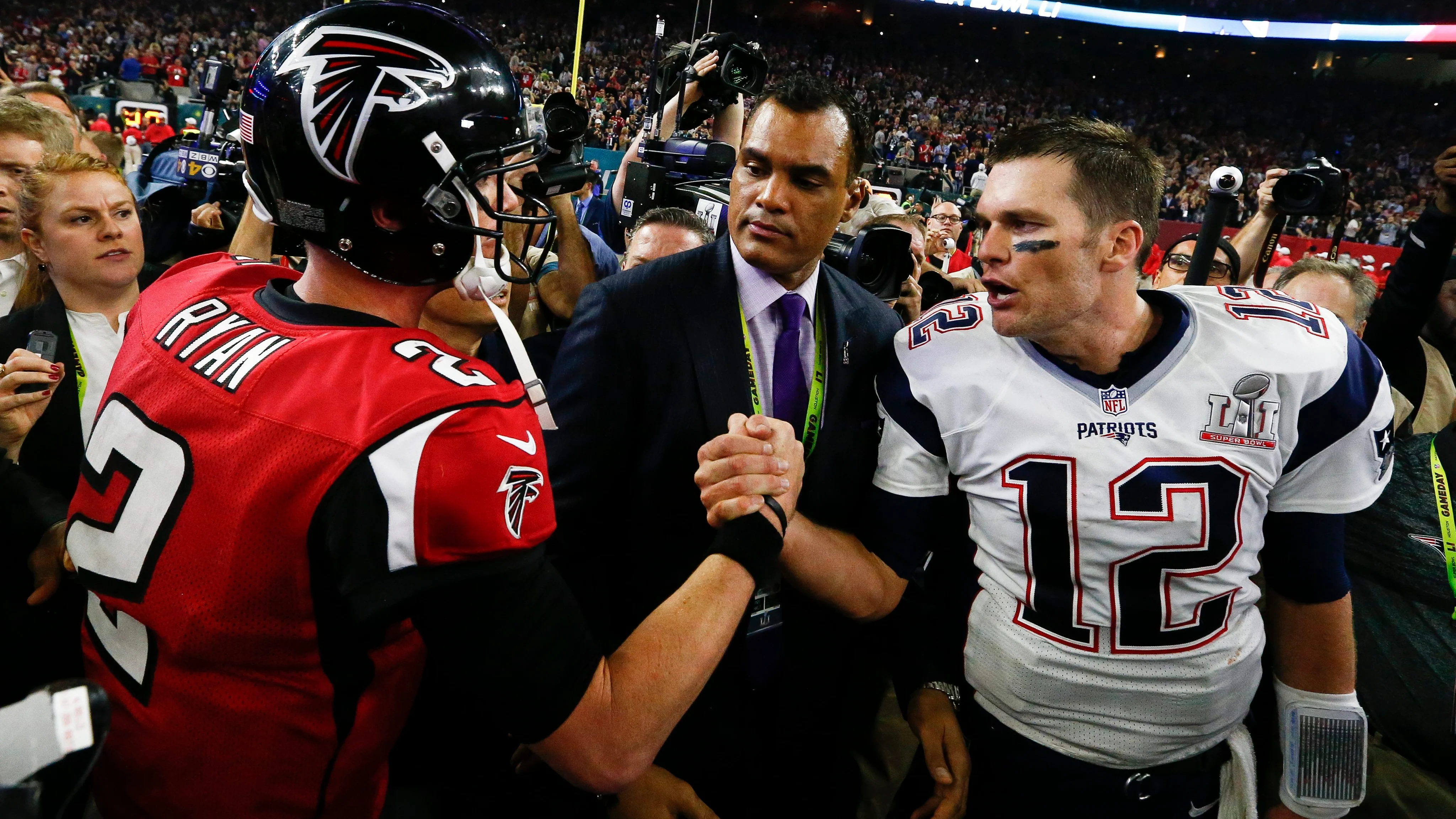 Tom Brady y Matt Ryan al final de la Super Bowl