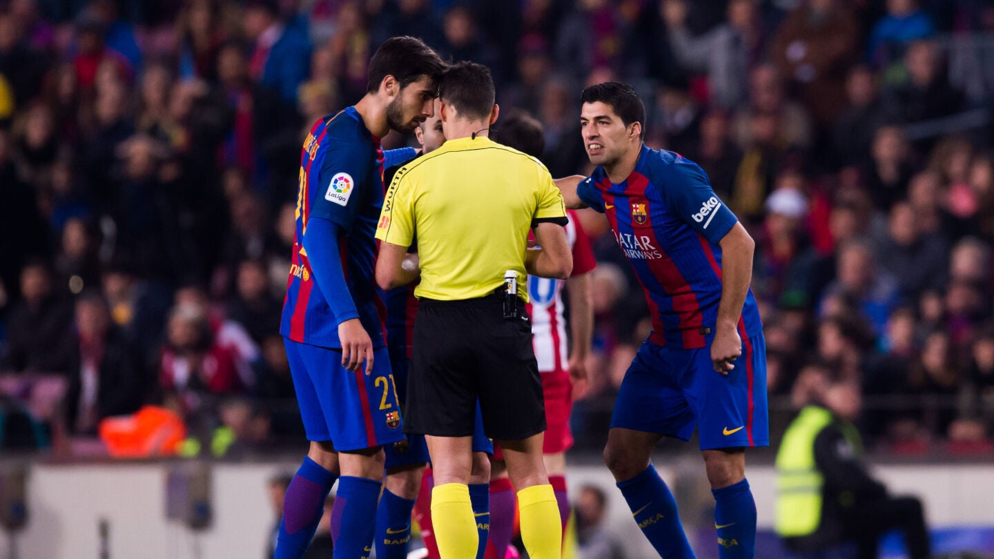 Luis Su&aacute;rez protesta al colegiado