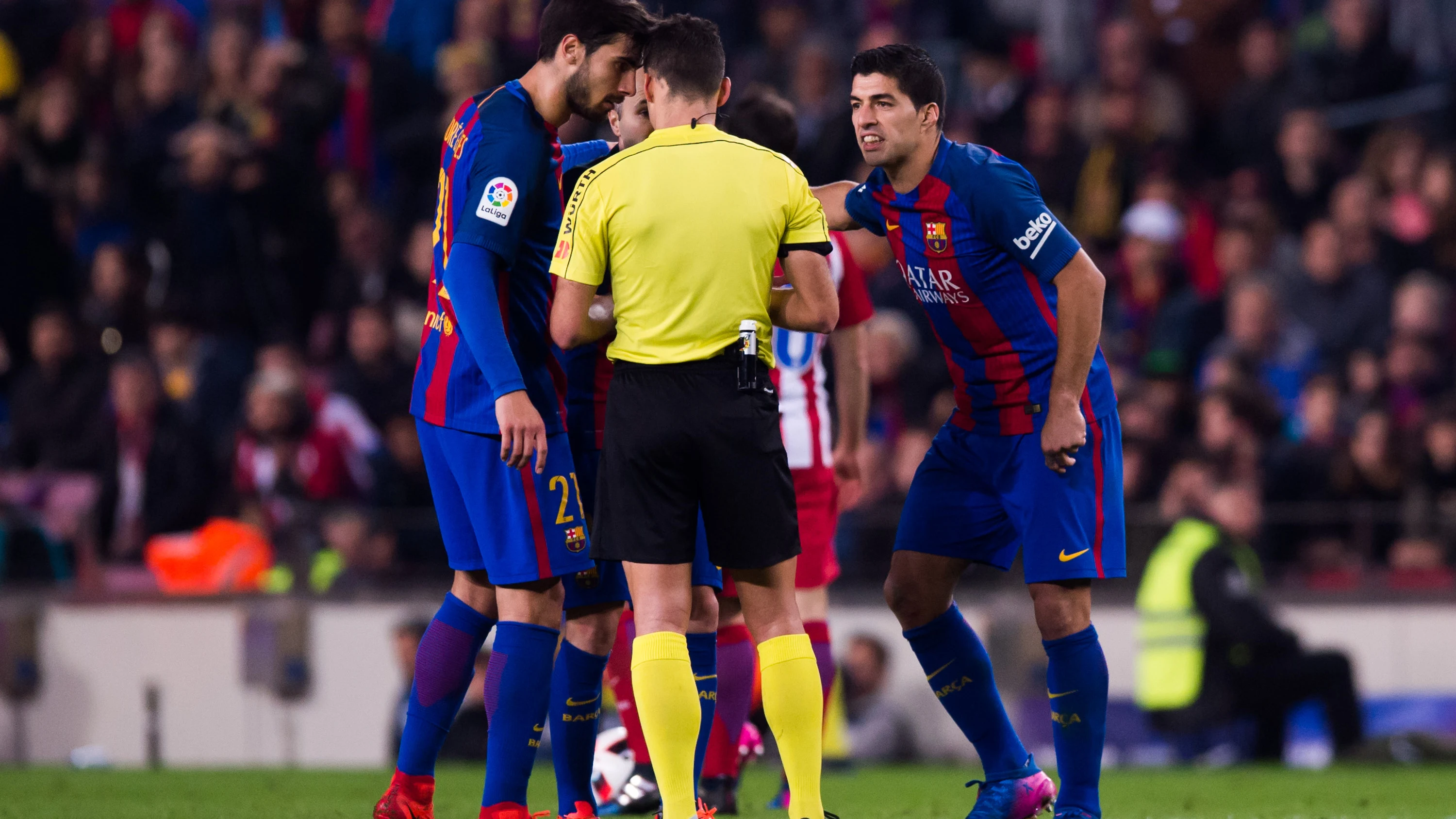 Luis Suárez protesta al colegiado Luis Suárez protesta al colegiado
