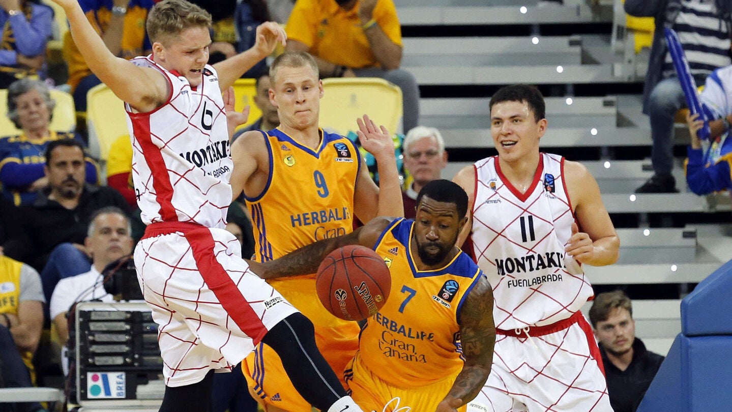 Sasu Salin, Bo McCalebb, Ludde Hakason y Pako Cruz disputan el bal&oacute;n