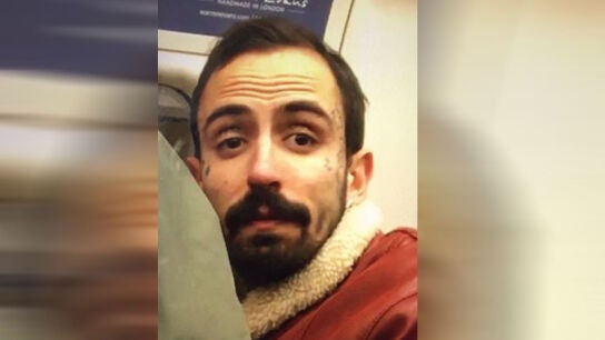 Imagen del agresor de una mujer en el metro de Londres