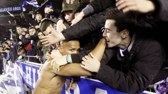 Deyverson celebra el pase a la final de la Copa del Rey junto a la afici&oacute;n del Alav&eacute;s