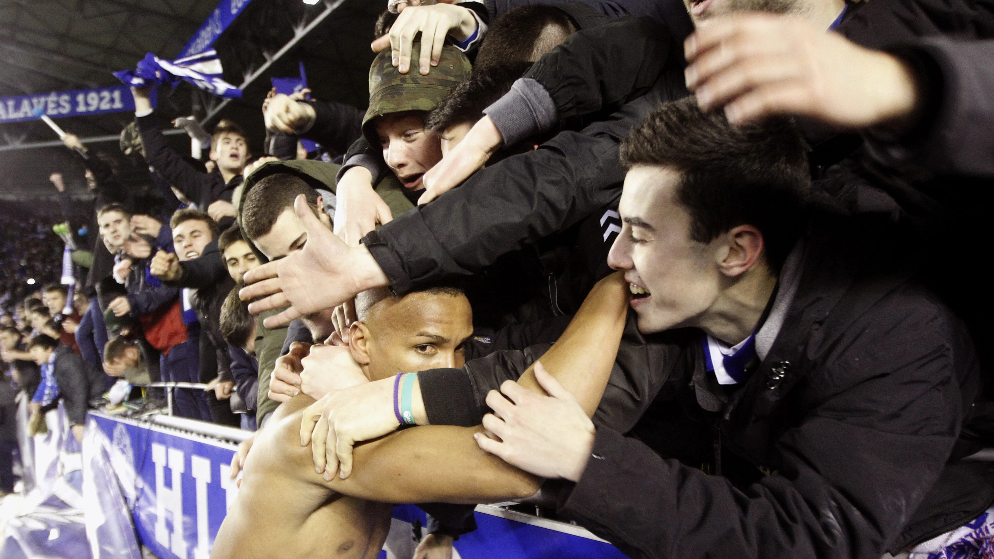 Deyverson celebra el pase a la final de la Copa del Rey junto a la afición del Alavés