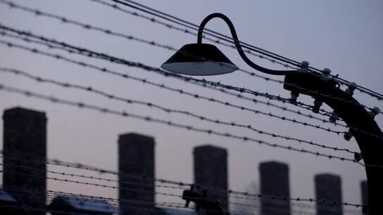 Alambrada de espino en el campo de concentraci&oacute;n de Auschwitz