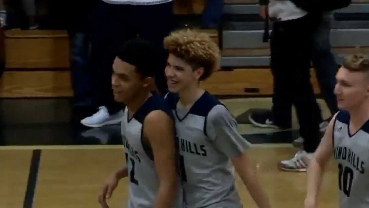 LaMelo Ball celebra junto a sus compa&ntilde;eros sus 92 puntos
