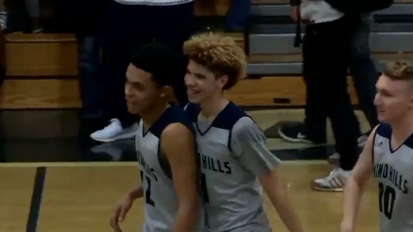 LaMelo Ball celebra junto a sus compañeros sus 92 puntos LaMelo Ball celebra junto a sus compañeros sus 92 puntos