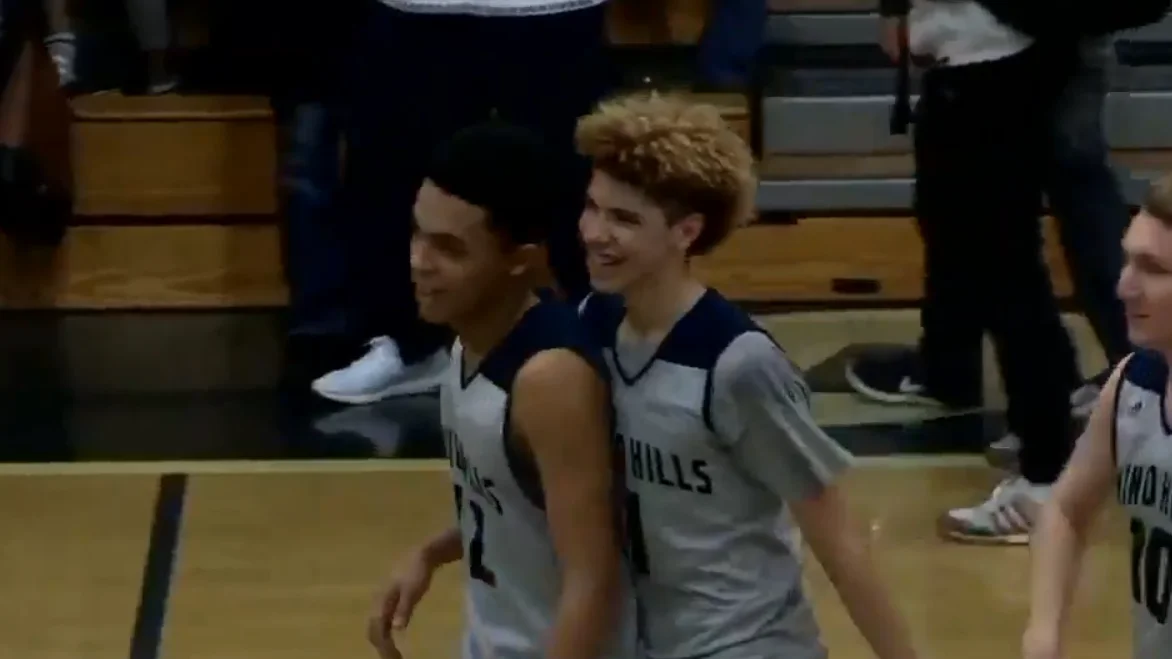 LaMelo Ball celebra junto a sus compañeros sus 92 puntos LaMelo Ball celebra junto a sus compañeros sus 92 puntos