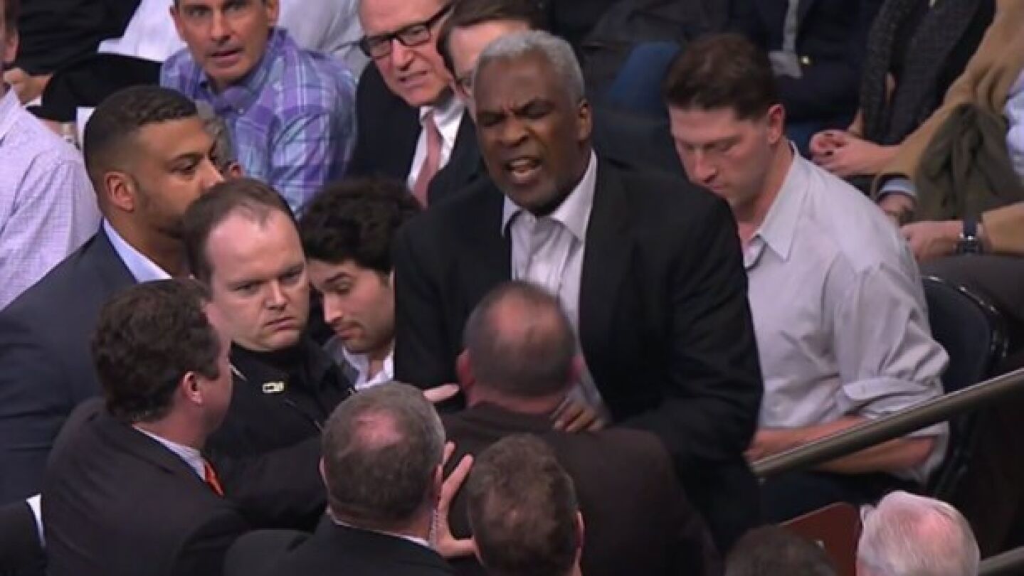 Charles Oakley agarra a un miembro de seguridad en el altercado en el Madison
