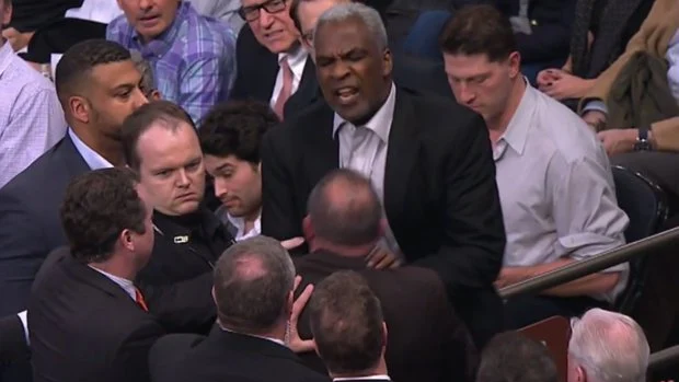 Charles Oakley agarra a un miembro de seguridad en el altercado en el Madison