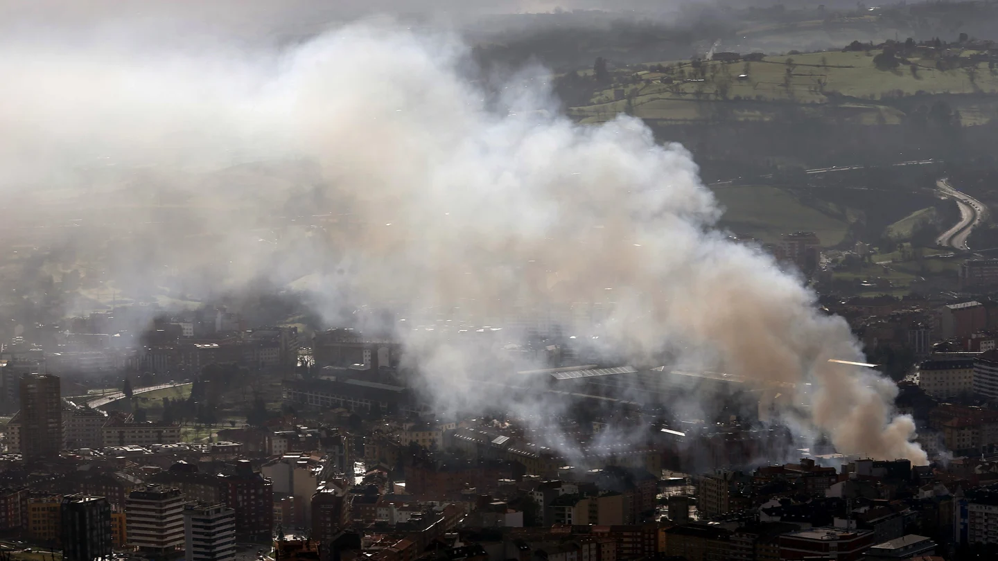 Incendio de un bazar chino en Oviedo Incendio de un bazar chino en Oviedo