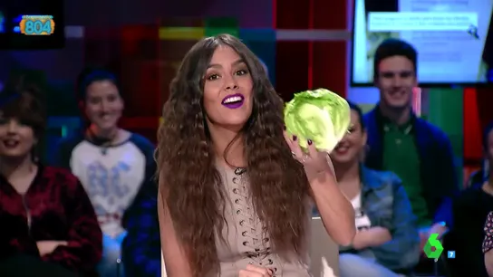 Cristina Pedroche tiene secuestrada a una lechuga Cristina Pedroche tiene secuestrada a una lechuga