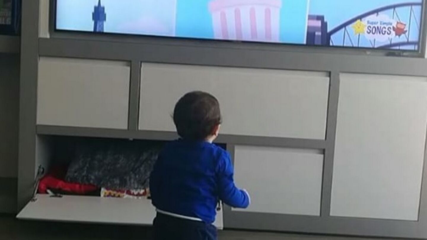 Mateo bailando mientras aprende ingl&eacute;s
