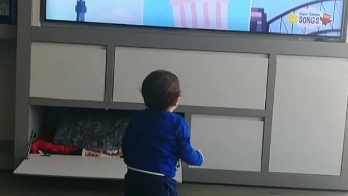 Mateo bailando mientras aprende inglés