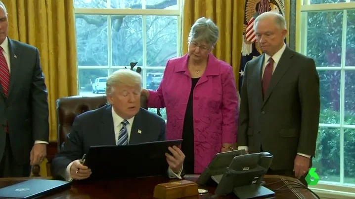 Frame 1.550256 de: TRUMP Frame 1.550256 de: TRUMP