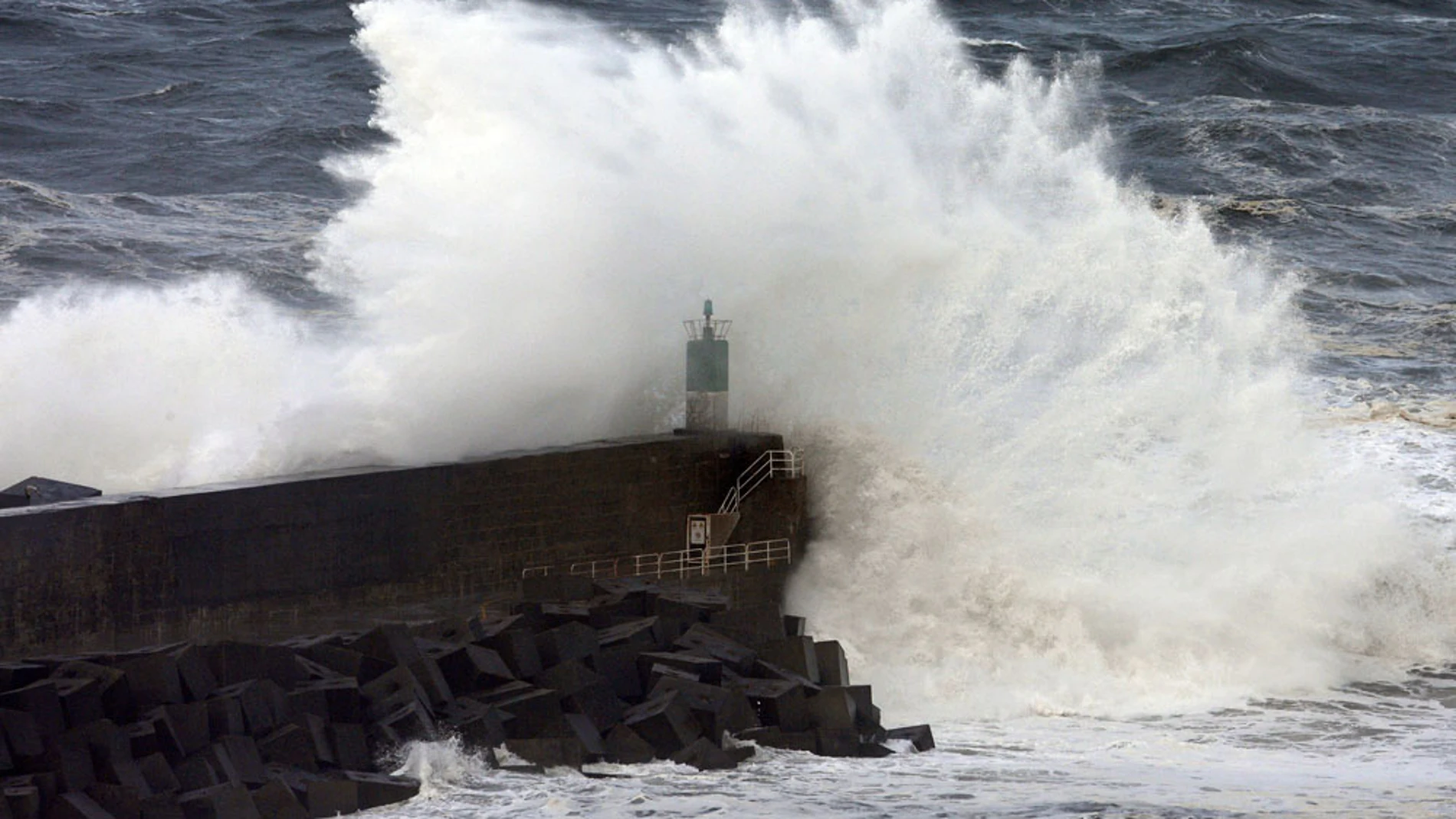 Una ola rompe contra el espigón del puerto de A Garda (Pontevedra)