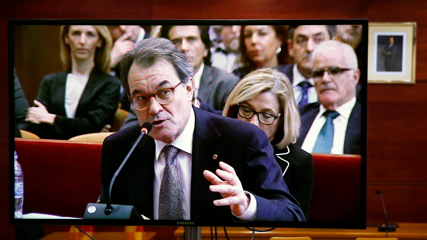 Vista de una pantalla en una de las salas de prensa durante la declaración de Artur Mas Vista de una pantalla en una de las salas de prensa durante la declaración de Artur Mas