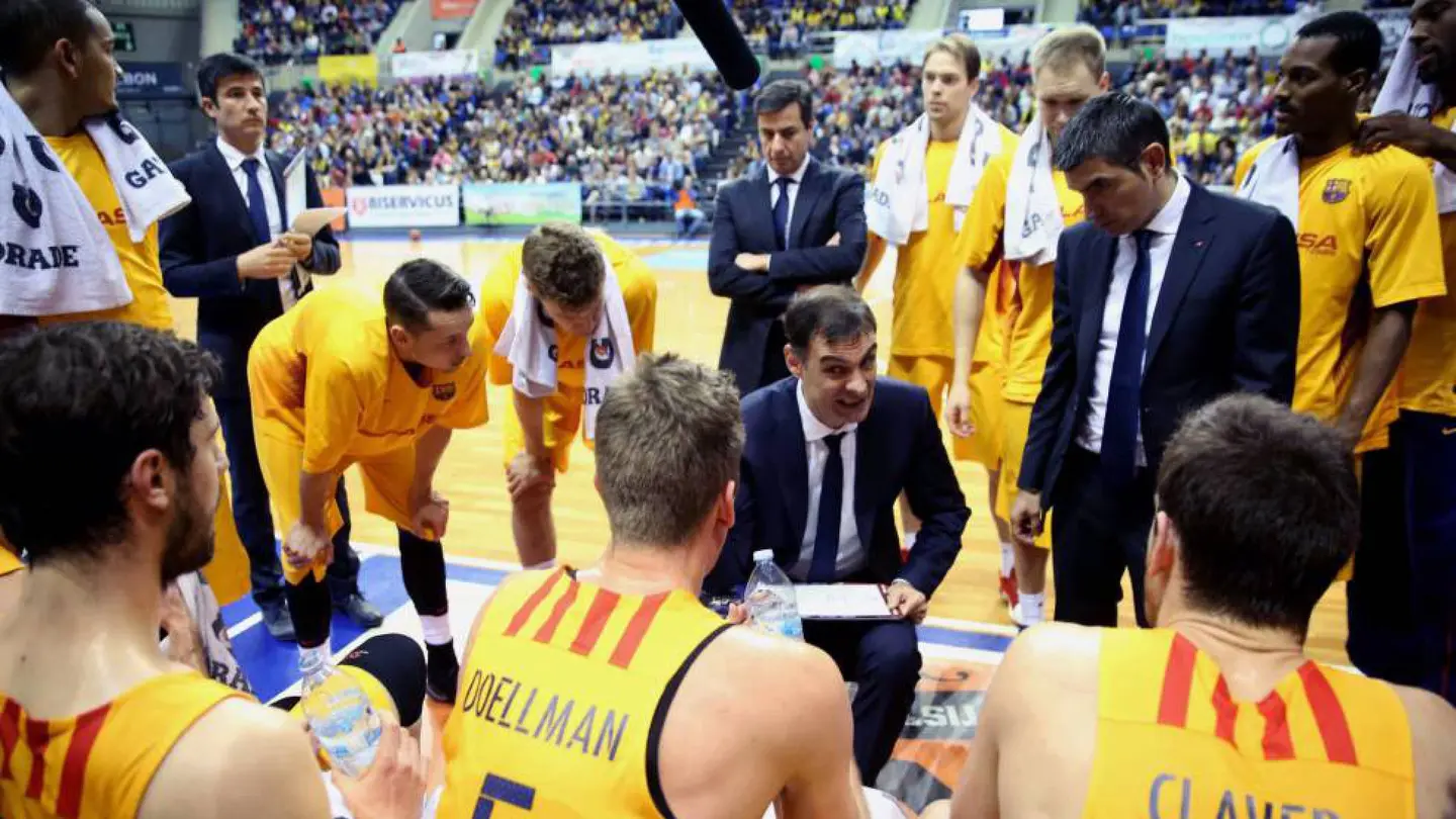 Bartzokas dando órdenes Bartzokas dando órdenes