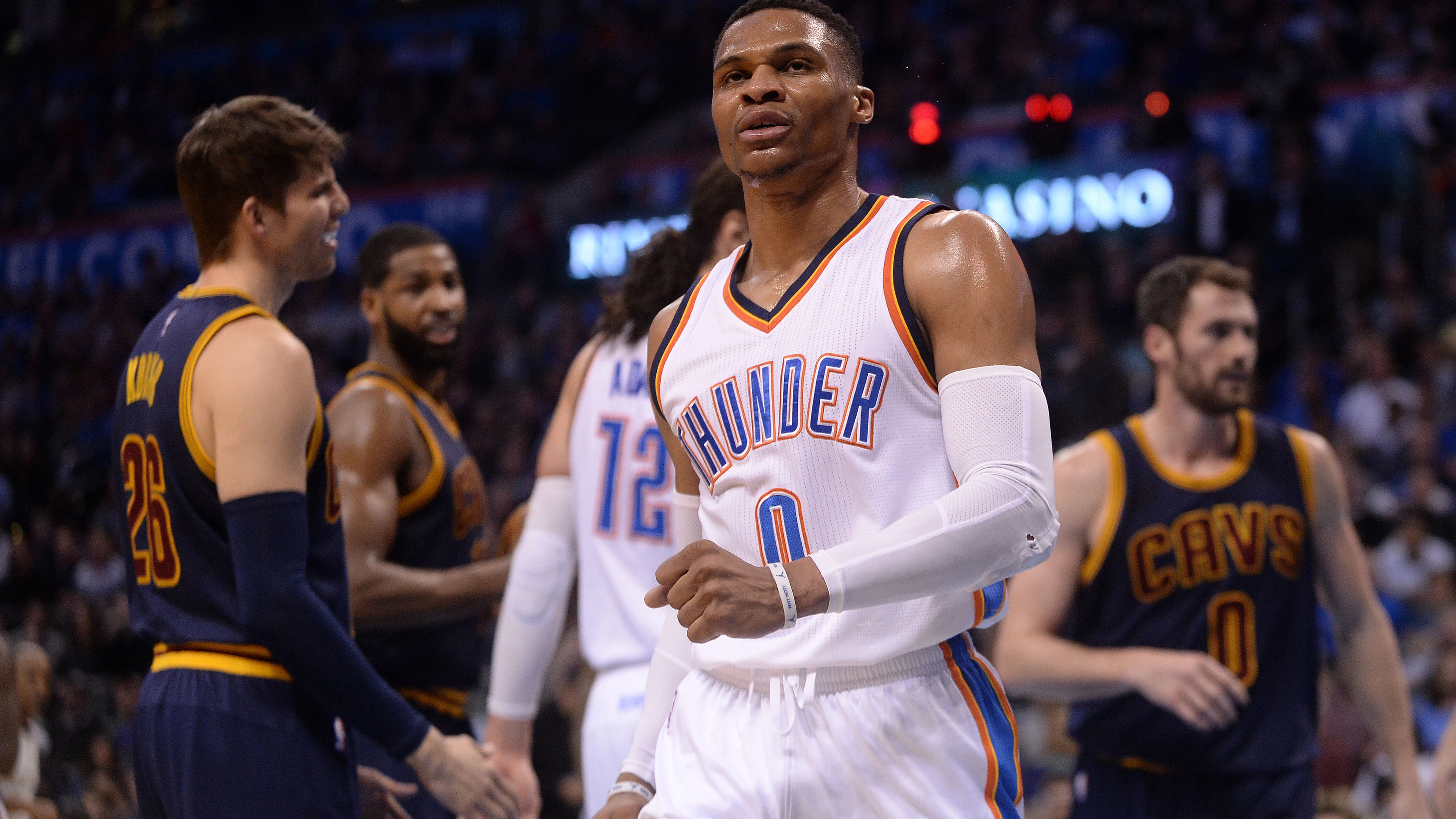 Russell Westbrook celebra un punto en un partido con los Thunder