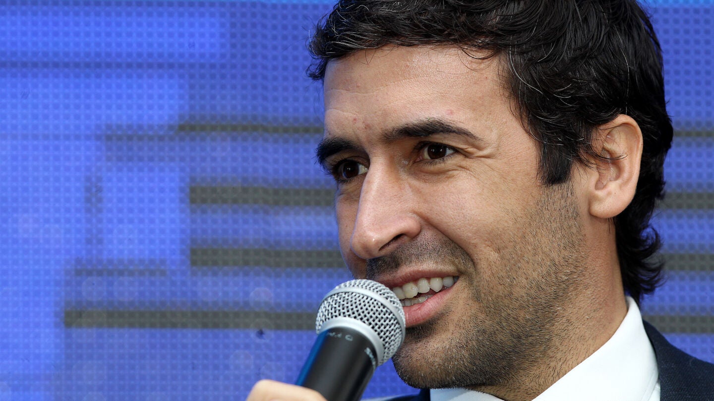 Ra&uacute;l habla con los medios durante un acto de la Liga