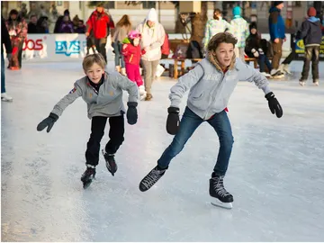 Niños patinando sobre hielo Niños patinando sobre hielo