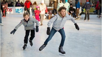 Niños patinando sobre hielo