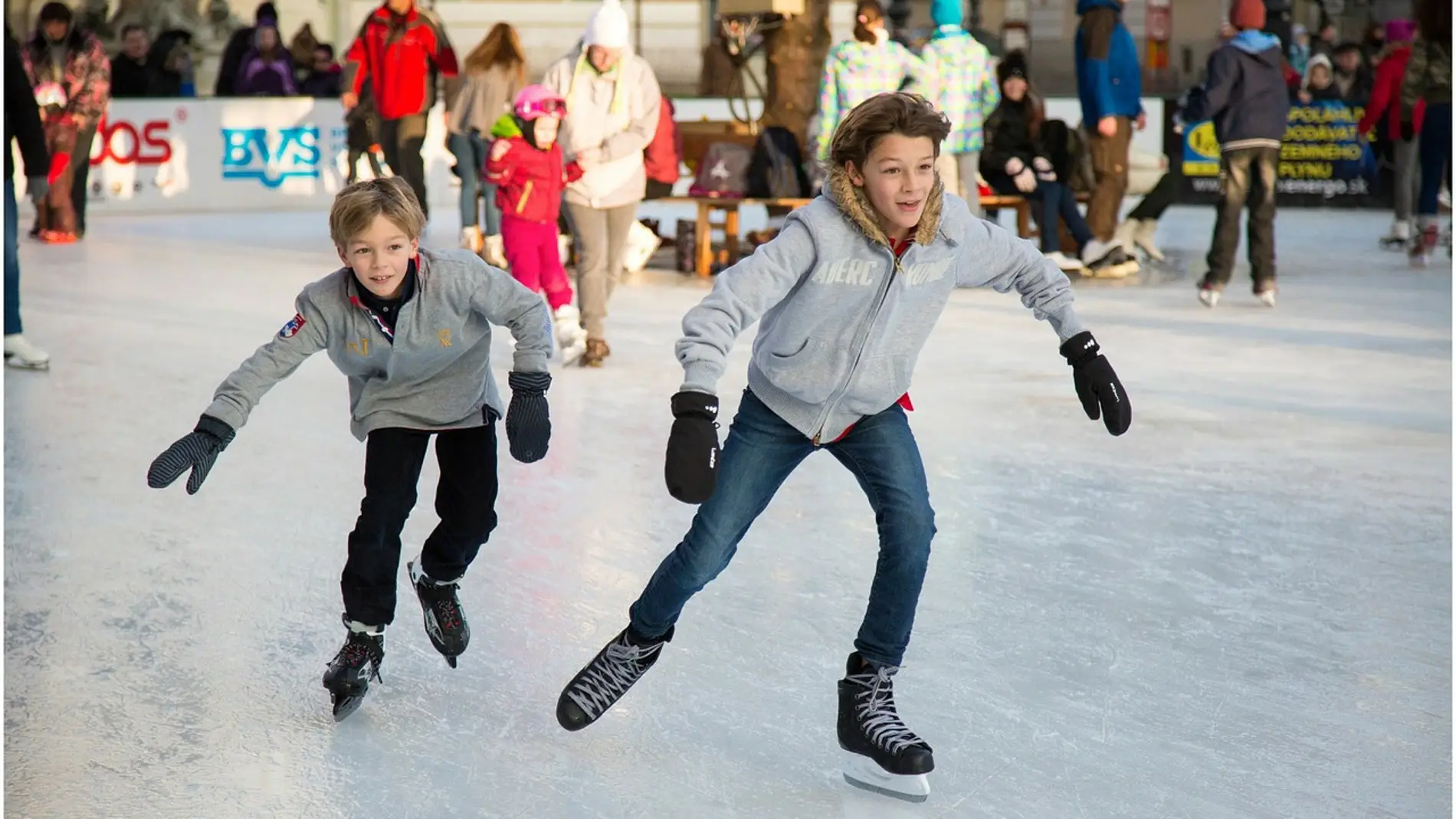 Niños patinando sobre hielo