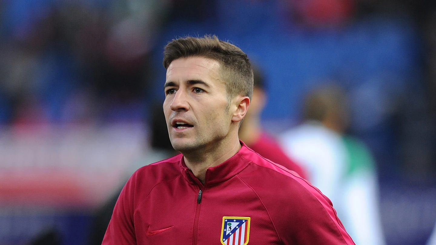 Gabi mira a la grada durante un calentamiento con el Atlético de Madrid Gabi mira a la grada durante un calentamiento con el Atlético de Madrid