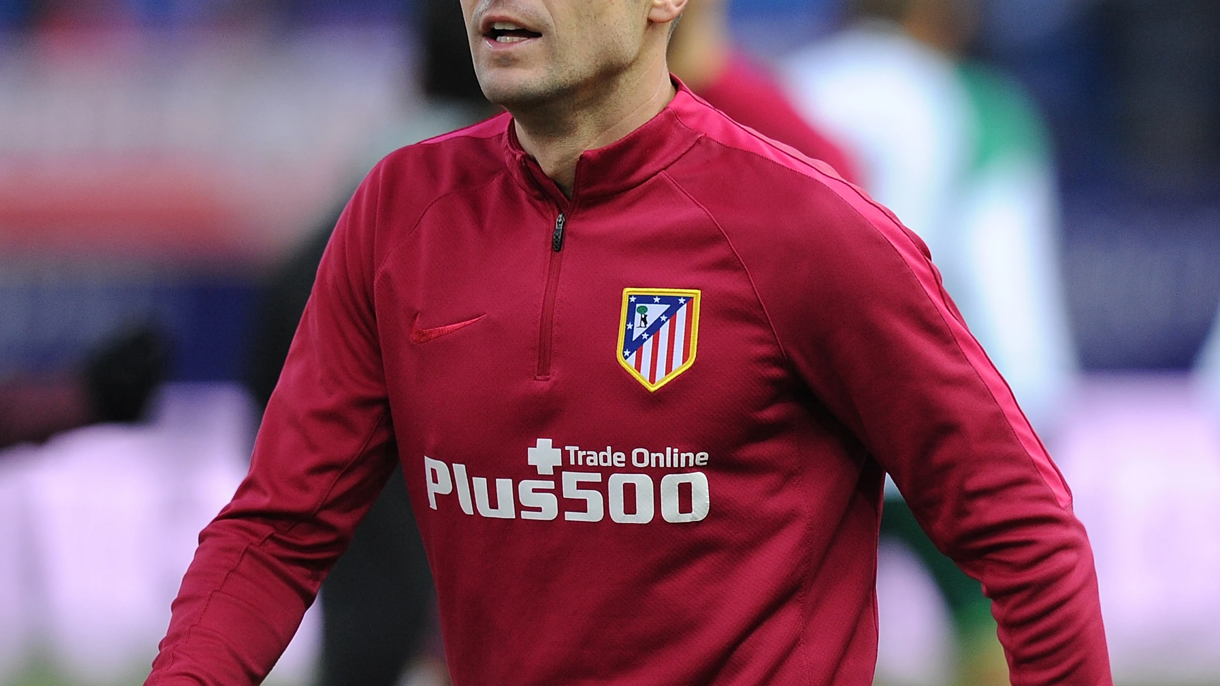 Gabi mira a la grada durante un calentamiento con el Atlético de Madrid