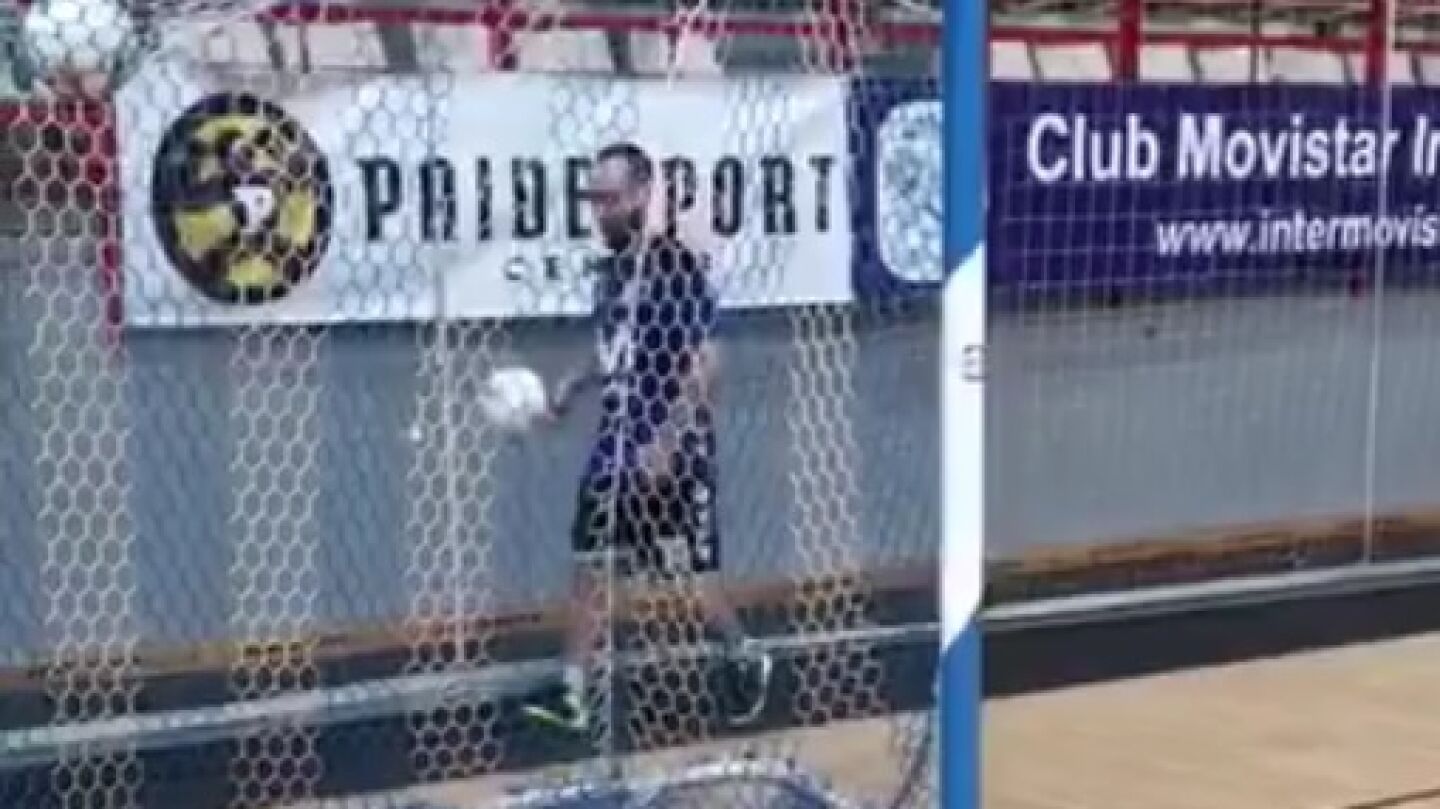 Ricardinho detr&aacute;s de la porter&iacute;a