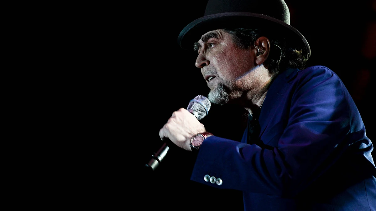 Joaquín Sabina en un concierto con su mítico bombín