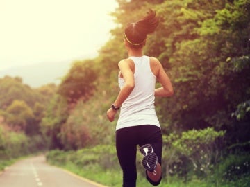 Una mujer haciendo una ruta de running Una mujer haciendo una ruta de running