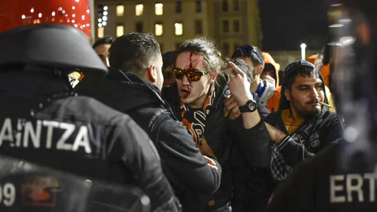 Hinchas del APOEL se enfrentan a agentes de la Ertzaintza Hinchas del APOEL se enfrentan a agentes de la Ertzaintza