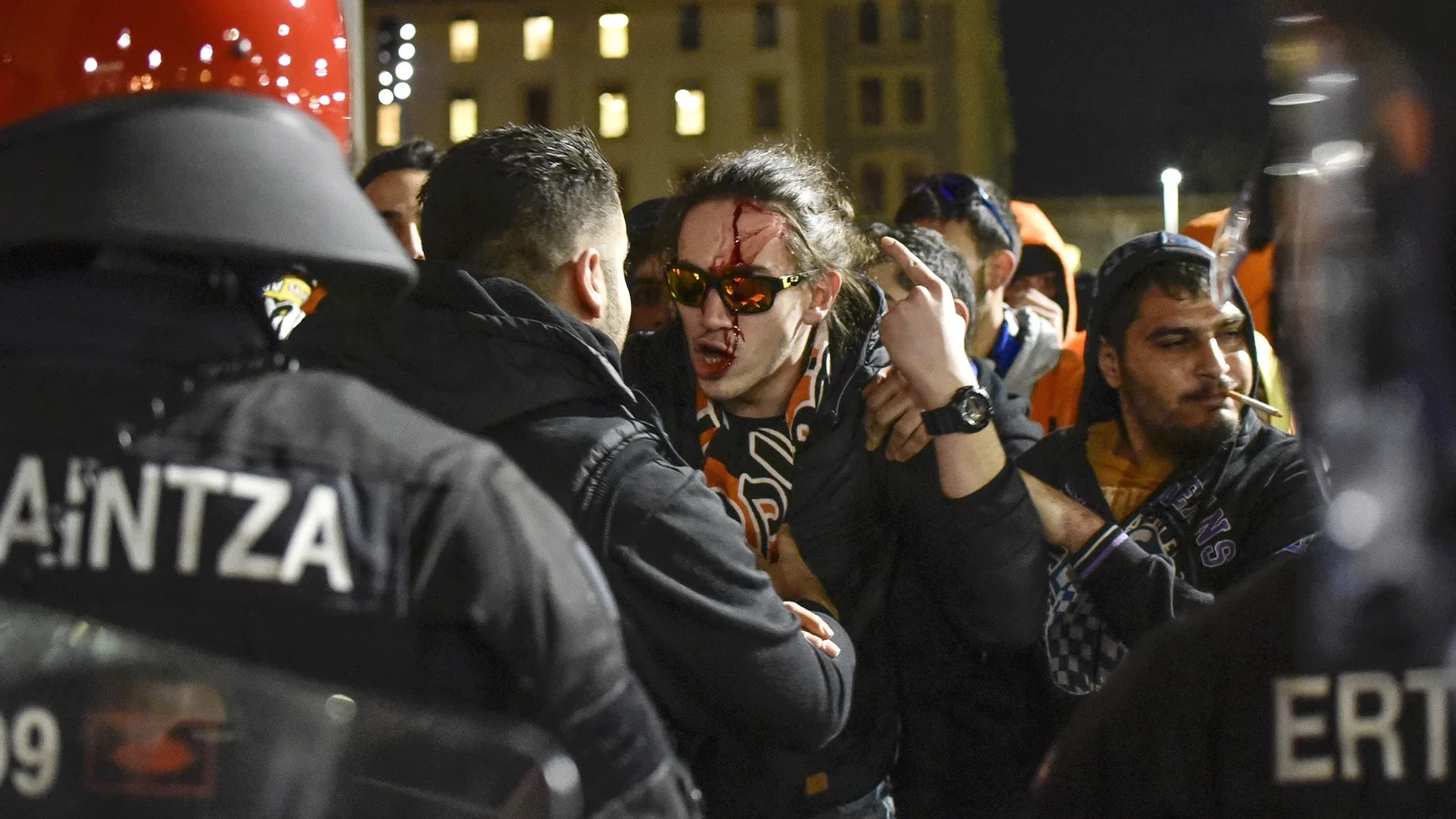 Hinchas del APOEL se enfrentan a agentes de la Ertzaintza Hinchas del APOEL se enfrentan a agentes de la Ertzaintza