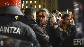 Hinchas del APOEL se enfrentan a agentes de la Ertzaintza