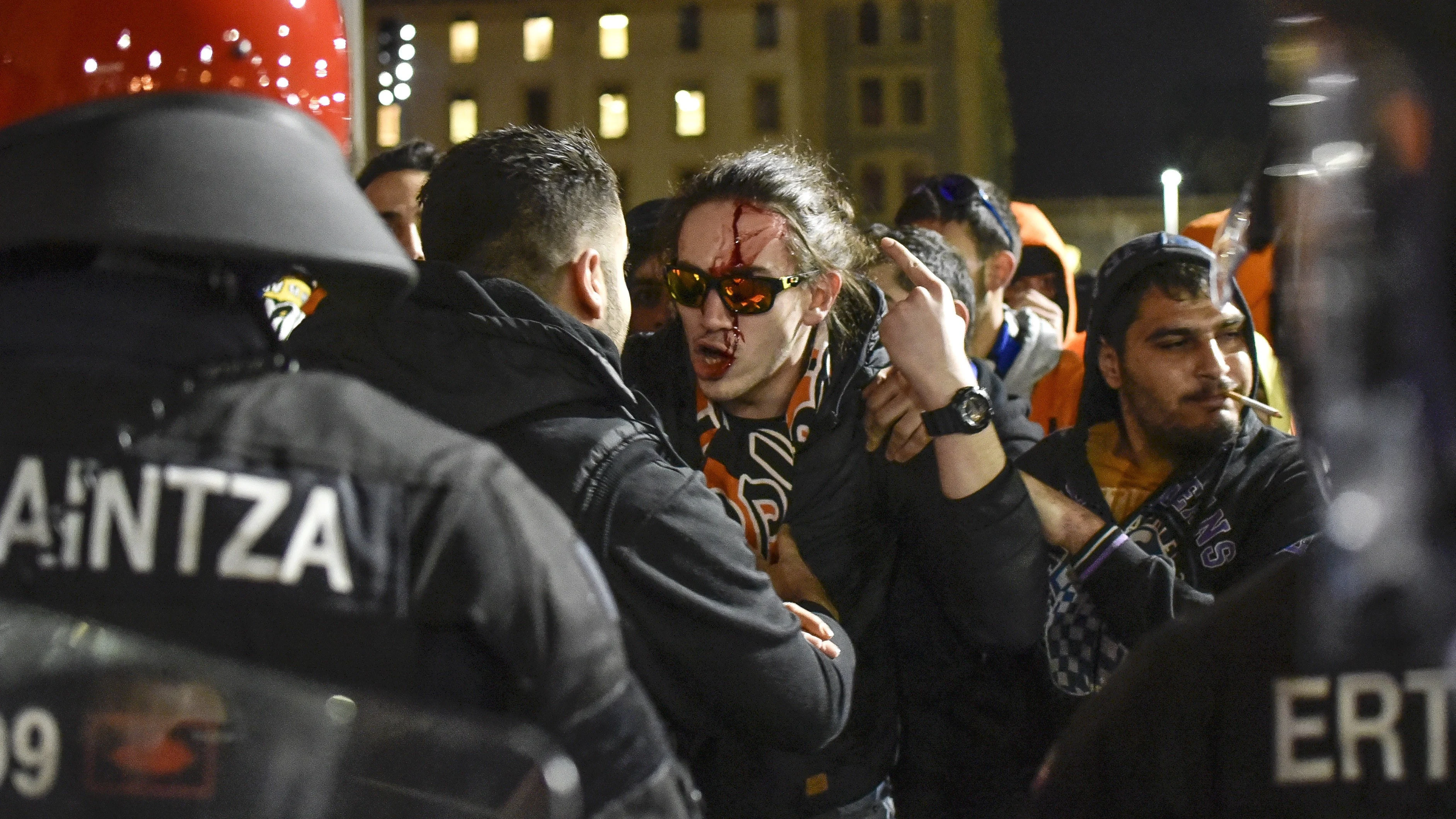Hinchas del APOEL se enfrentan a agentes de la Ertzaintza Hinchas del APOEL se enfrentan a agentes de la Ertzaintza